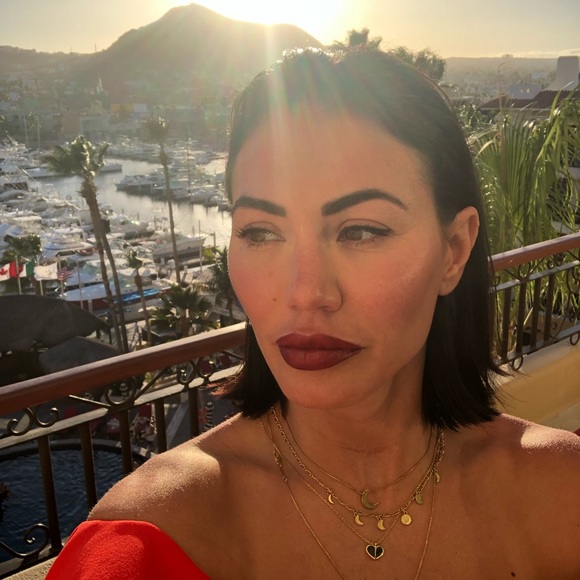 Meet your Posher, Nicole - Picture 1 of 5